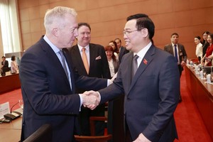 国会主席王廷惠与USABC 主席兼总经理奥修斯交谈。（图：越通社）