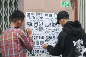 非法张贴小广告的两名男性被责令自行清理。（图：TTO）