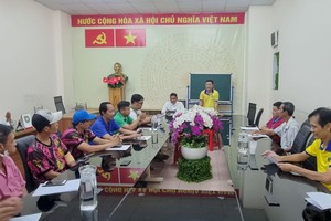 第五郡体育中心主任阮玉秀正向各团介绍2023年第五郡-堤岸龙狮锦标赛活动。