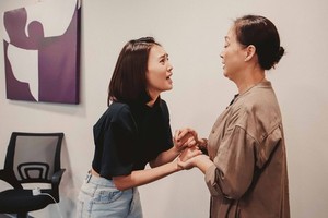 人民艺人黎卿为《过去的女子》指引演技。