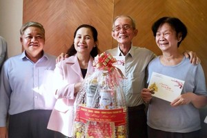 市委副书记、市人民议会主席阮氏丽代表本市慰问陈健智老前辈（右二）。