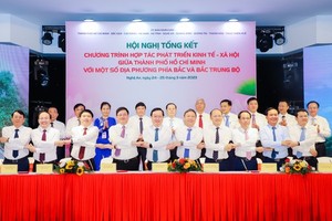 市領導與上述９省簽署胡志明市與北部和中部北面若干地方合作協議。