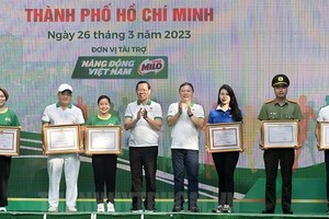 市领导向出色单位颁发奖状。