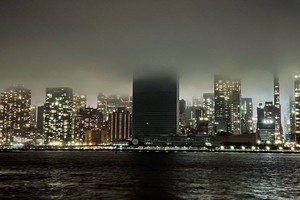 纽约联合国总部大楼为”地球一小时“活动熄灯。（图：联合国）