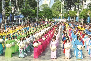 第五郡上千人参加越南长衫汇演