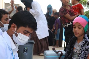 在也门马里布省的一处营地，境内流离失所者到流动诊所寻医。（图：联合国）