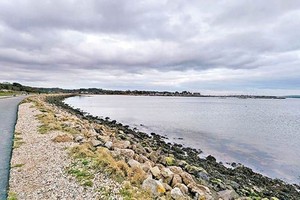 石油储油层液体流入普尔港。（图：互联网）