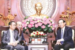 市领导接见老挝国会司法委会主任