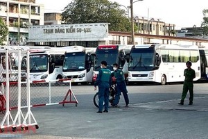 职能力量封锁 50-02S机械车辆登检中心并进行搜查工作。（图：黄雄）