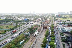 第七郡阮文灵街-阮友寿街交通枢纽隧道项目进度停滞不前。