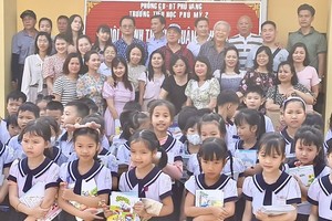 慈善团向学生赠送礼物。