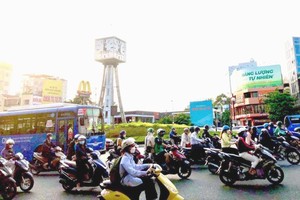 奠边府环岛是车流交叉流通和车流量大的交通枢纽。