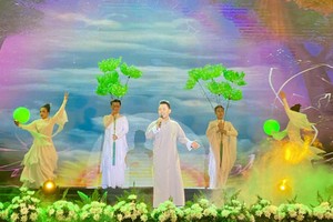 长柯演出精彩的节目。