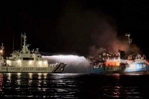 菲律宾一艘客轮29日傍晚发生大火，起火原因目前不明。（图：AFP）