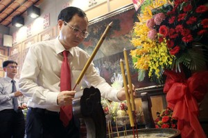 市委副书记阮文孝亲往胡志明博物馆本市分馆上香并敬献鲜花缅怀孙德胜主席。（图：垂庄）