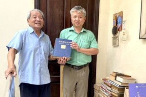 原主编怀雨向本报赠书 