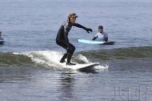 高龄冲浪手获吉尼斯纪录认证