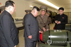 朝鲜国务委员会委员长金正恩指导核武器研发项目。（图：韩联社）