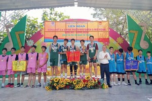 穗城会馆理事长卢耀南向麦剑雄中学参赛队颁发一等奖。