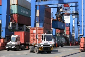 图为胡志明市新港货物集装箱装卸活动。（图：秋兰）