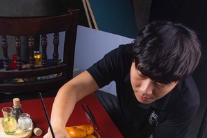 阮成南为每道菜“化妆”。