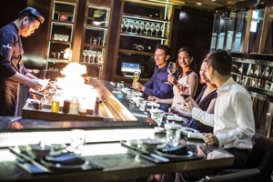 透过开放式厨房，游客可观赏厨师的烹制厨艺。