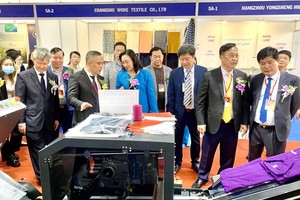 工商部副部长潘氏胜(左三)等代表参观展览。