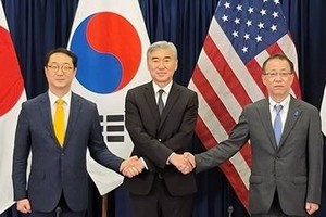 左起依次为韩国外交部韩半岛和平交涉本部长金健、美国对朝特别代表星·金和日本外务省亚洲大洋洲局局长船越健裕。（图：韩联社）