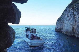 小艇承载游客走进蓝洞的入口。