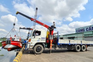 隆安省救援消防快艇在锦源港口下水