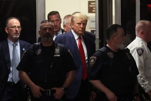 当地时间4月4日下午，美国前总统特朗普在纽约曼哈顿地区法院出庭接受问讯。（图：华尔街日报）