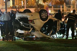 4月7日，安全人员在以色列特拉维夫驾车撞人事件现场工作。（图：新华社）