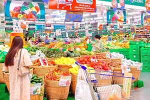 市民在超市购买食品。