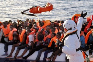 获救的非法移民。（图：互联网）