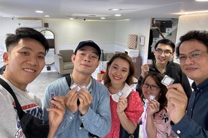 华人教员陈志明与青年购买金戒指送给父母。