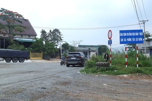 禁止车辆流通警示牌被安放在保禄市南面的绕道入口处。（图：林同报） 