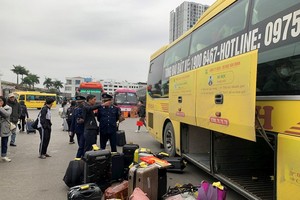 交通运输部：客车启程前，严密检查车辆与司机安全条件，提醒车上乘客系上安全带。（图：TL）