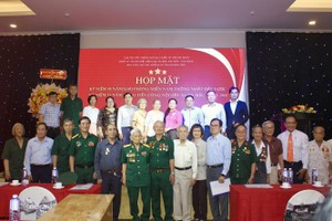 市、郡领导与诸位华运武装力量组的会员合照留念。