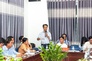 与会代表在永禄工业区党委举行的座谈会上致词。