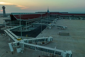 暹粒吴哥国际机场将于今年10月投入运营。（图：柬华日报）