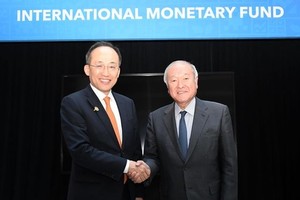 当地时间4月13日，在美国华盛顿特区，韩国副总理兼企划财政部长官秋庆镐（左）和日本财务大臣铃木俊一握手合影。（图：韩国企划财政部）