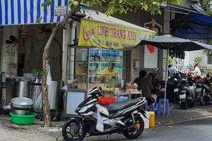 第七郡新归坊79号路的河粉店在人行道上摆放桌椅、招牌和食客的摩托车。