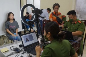 人们在办理芯片公民身份证手续。（图：阮洋）