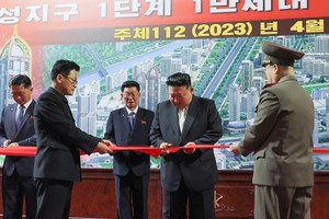 金正恩（右二）在朝鲜平壤华城地区1万套新公寓的落成仪式上剪彩。（图：EPA）