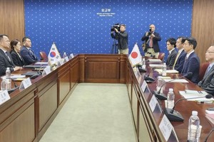 日本外务省亚洲大洋洲局长船越健裕(右二)和韩国外交部亚洲太平洋局长徐旻廷(左一)出席日韩安保对话。（图：共同社）