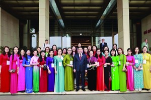 女新闻工作者须保持冰心玉洁状态