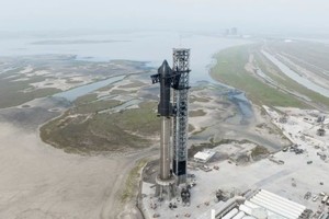在得克萨斯州布朗斯维尔附近的发射台上可以看到 SpaceX 的“星舰”。（图：SpaceX）