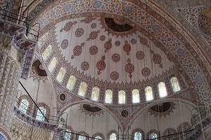 游客被蓝色清真寺内精美彩绘与壮丽穹顶吸引。 