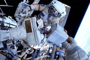 俄宇航员谢尔盖‧普罗科皮耶夫和德米特里‧佩捷林开启国际空间站“探索”号实验舱舱门，出舱开始太空行走。（图：NASA电视台）