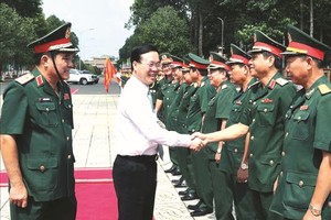 国家主席武文赏与第九军区司令部干部交谈。（图：越通社）